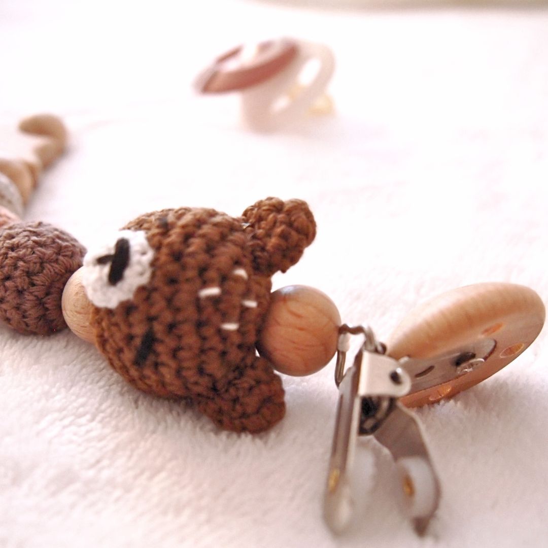 Schnullerclip und Haken aus Holz in Teddybärform