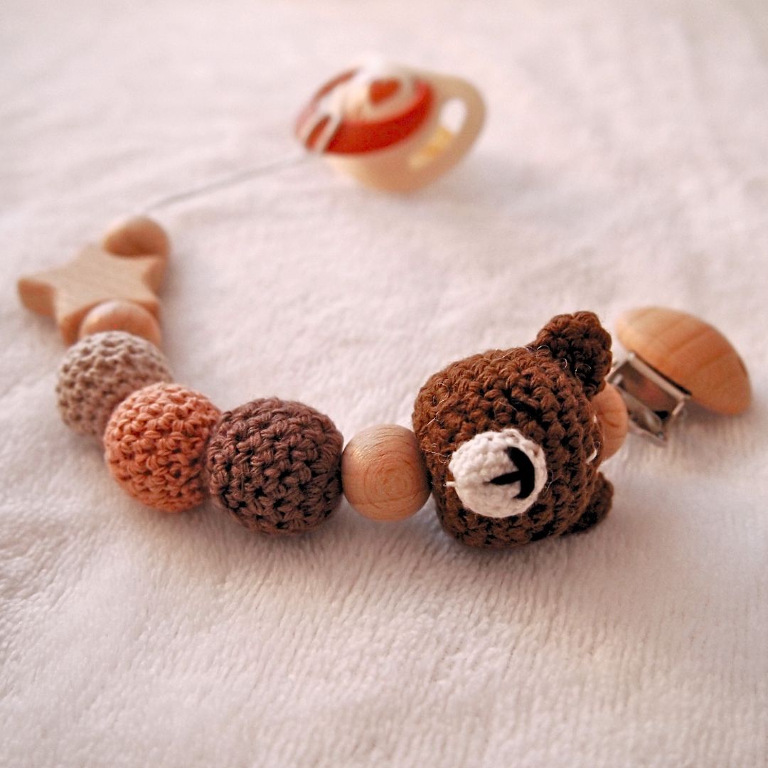 Schnullerclip und Haken aus Holz in Teddybärform