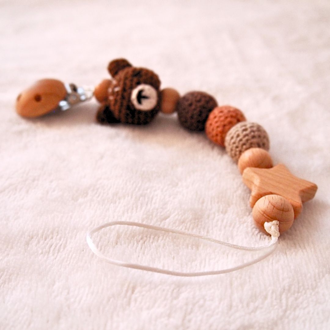 Schnullerclip und Haken aus Holz in Teddybärform