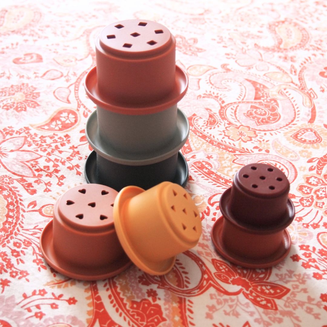 Montessori-Spiel – Set mit 7 stapelbaren Bechern