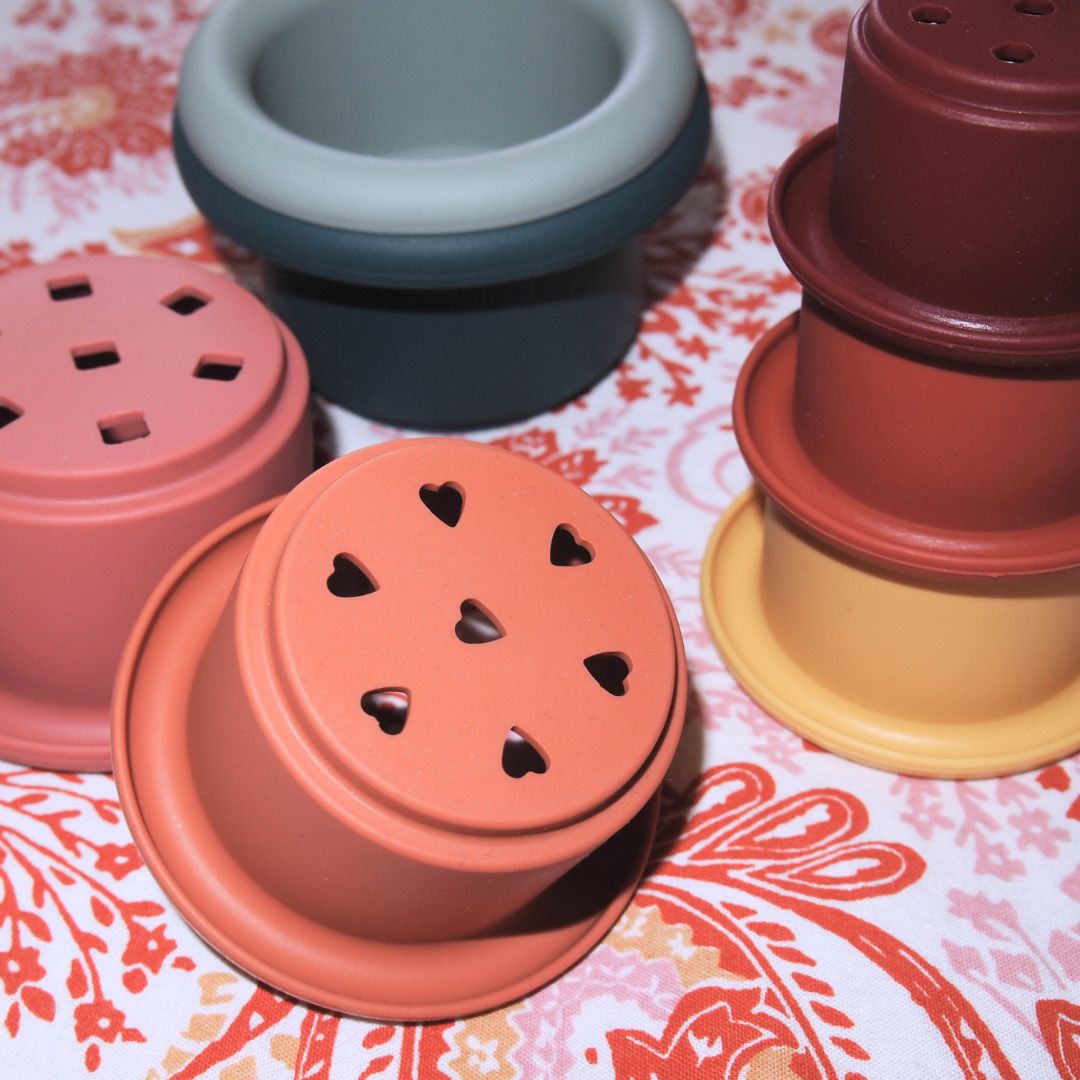 Montessori-Spiel – Set mit 7 stapelbaren Bechern