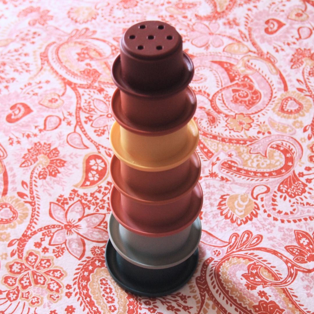 Montessori-Spiel – Set mit 7 stapelbaren Bechern