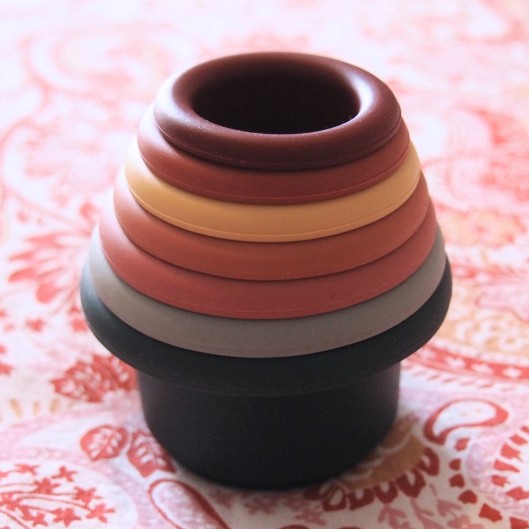 Montessori-Spiel – Set mit 7 stapelbaren Bechern