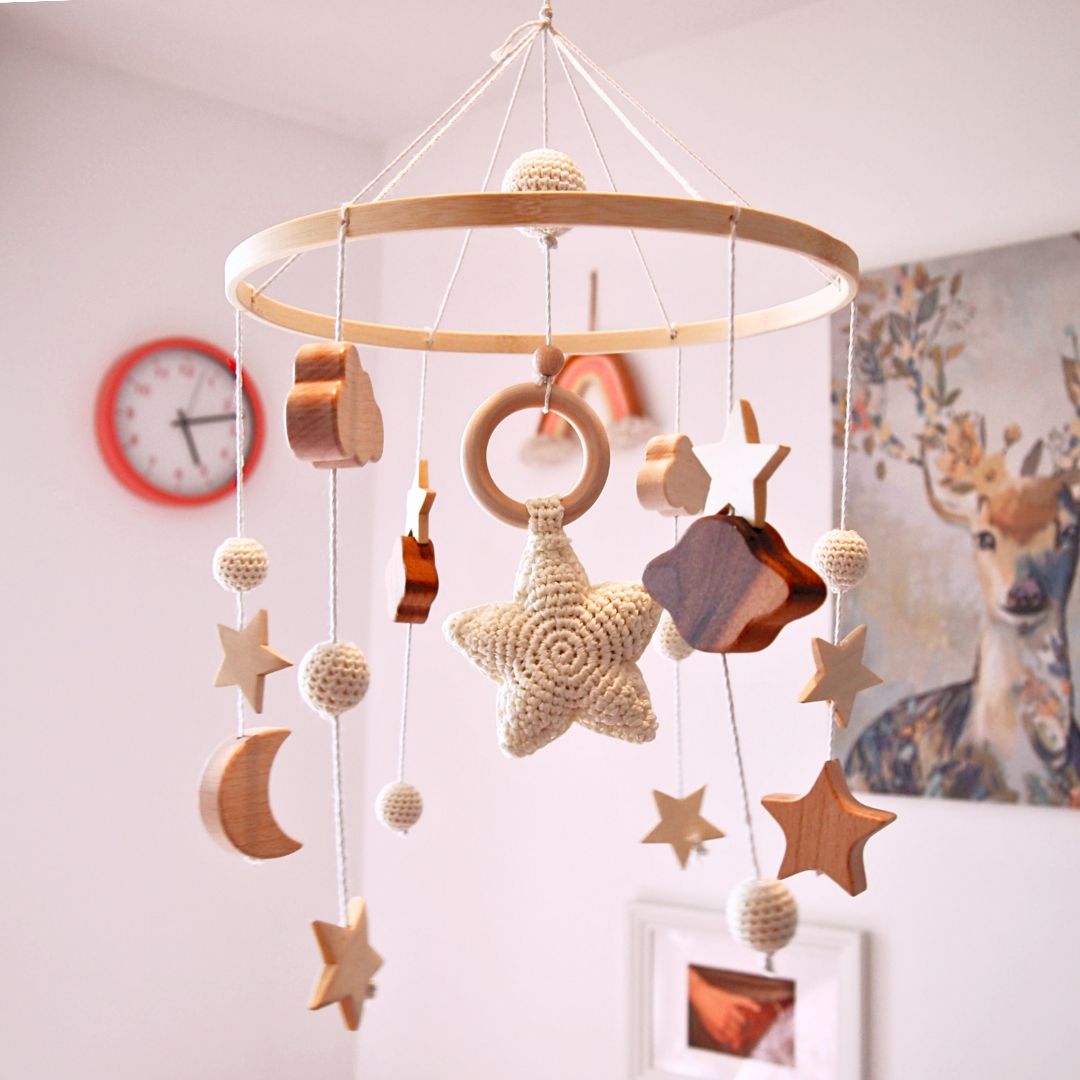 Himmelsmobile und Haken aus Holz