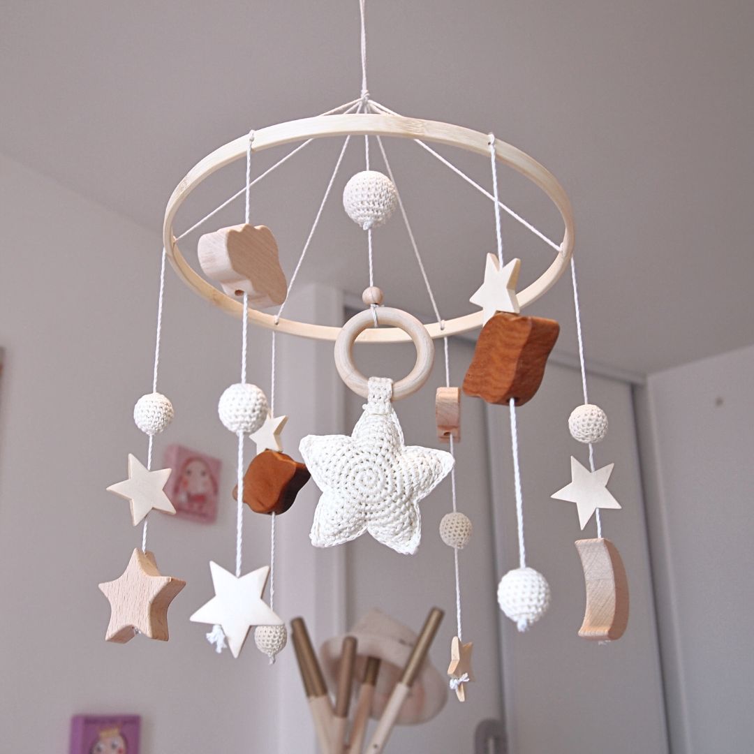 Himmelsmobile und Haken aus Holz