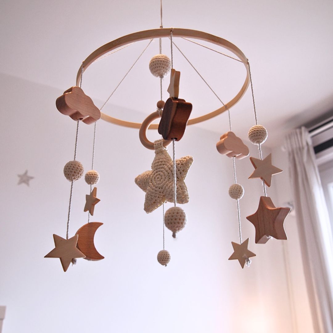 Himmelsmobile und Haken aus Holz