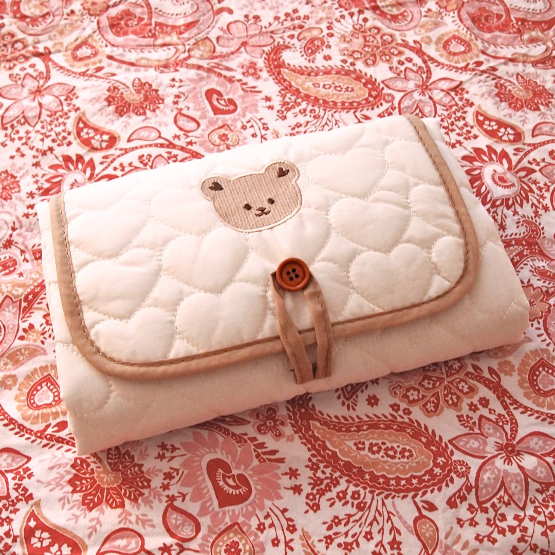 Wickelauflage mit Herzen und Teddybärenmotiv und Aufbewahrungsmöglichkeit