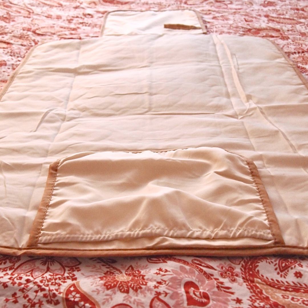 Wickelauflage mit Herzen und Teddybärenmotiv und Aufbewahrungsmöglichkeit