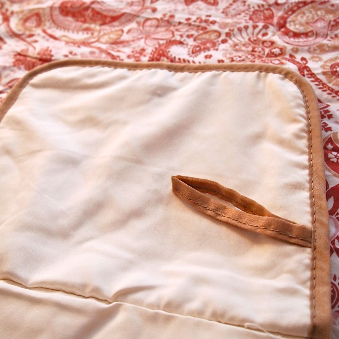 Wickelauflage mit Herzen und Teddybärenmotiv und Aufbewahrungsmöglichkeit