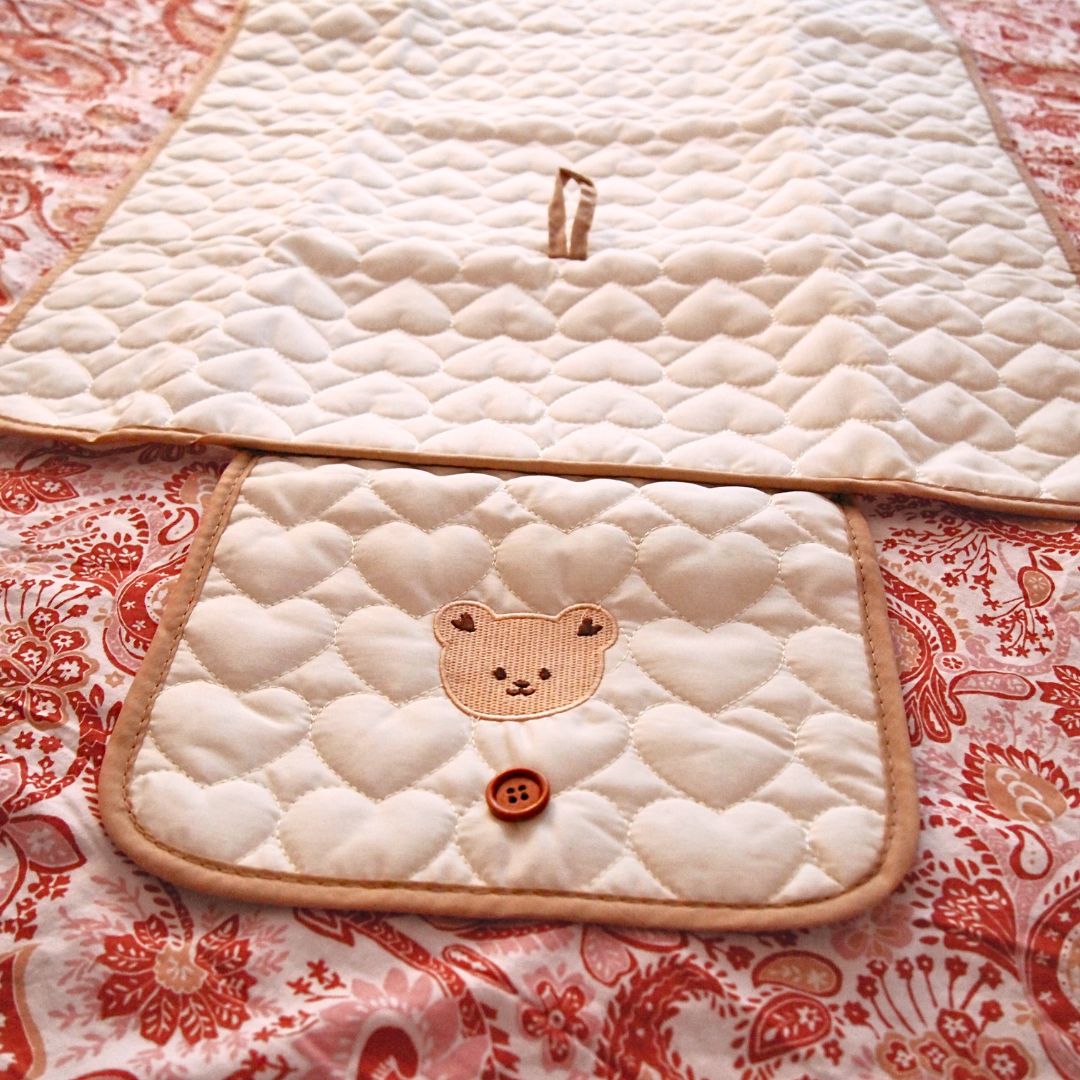 Wickelauflage mit Herzen und Teddybärenmotiv und Aufbewahrungsmöglichkeit