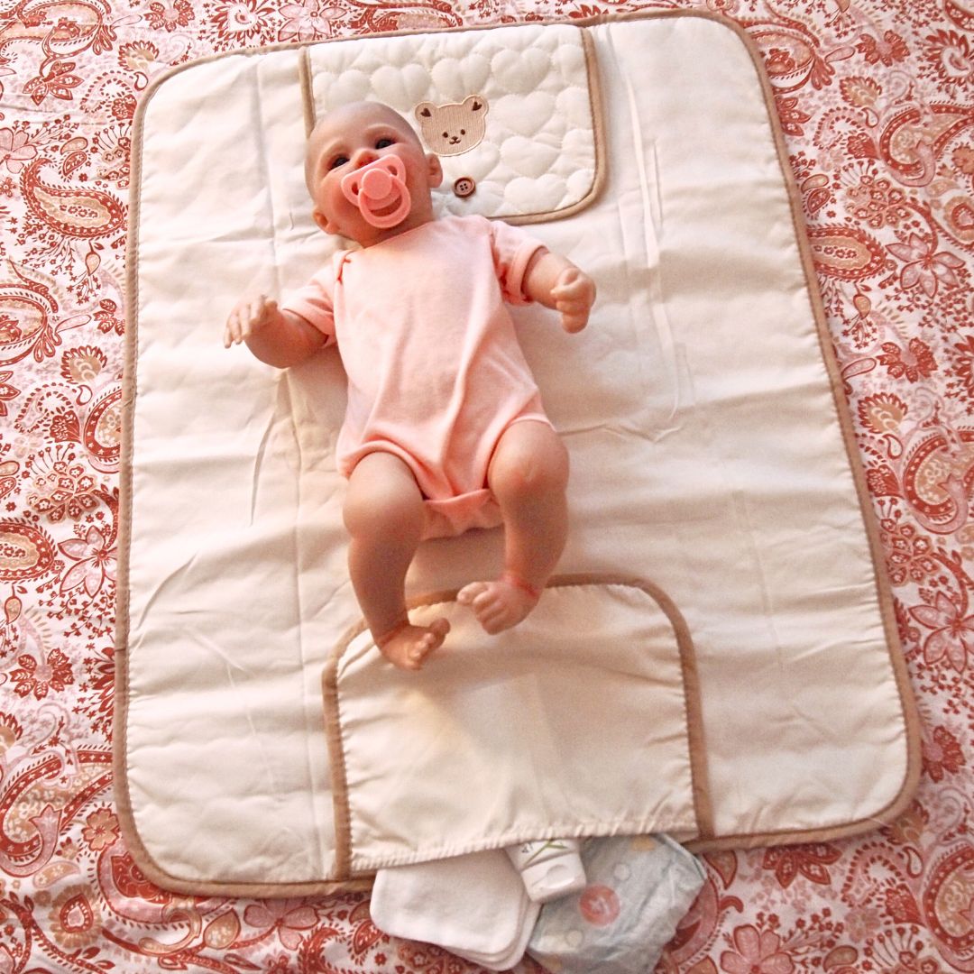 Wickelauflage mit Herzen und Teddybärenmotiv und Aufbewahrungsmöglichkeit