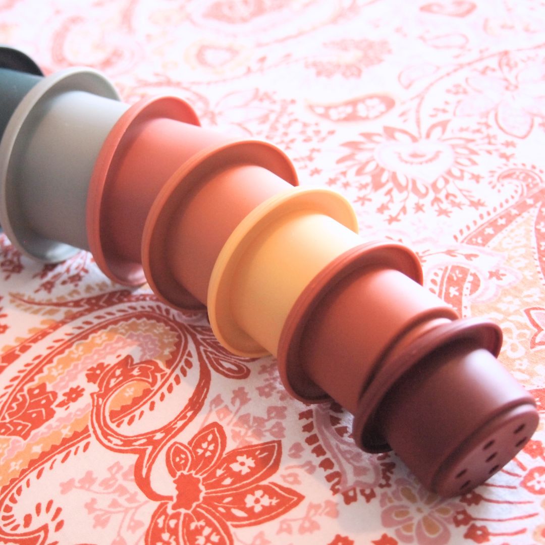 Montessori-Spiel – Set mit 7 stapelbaren Bechern