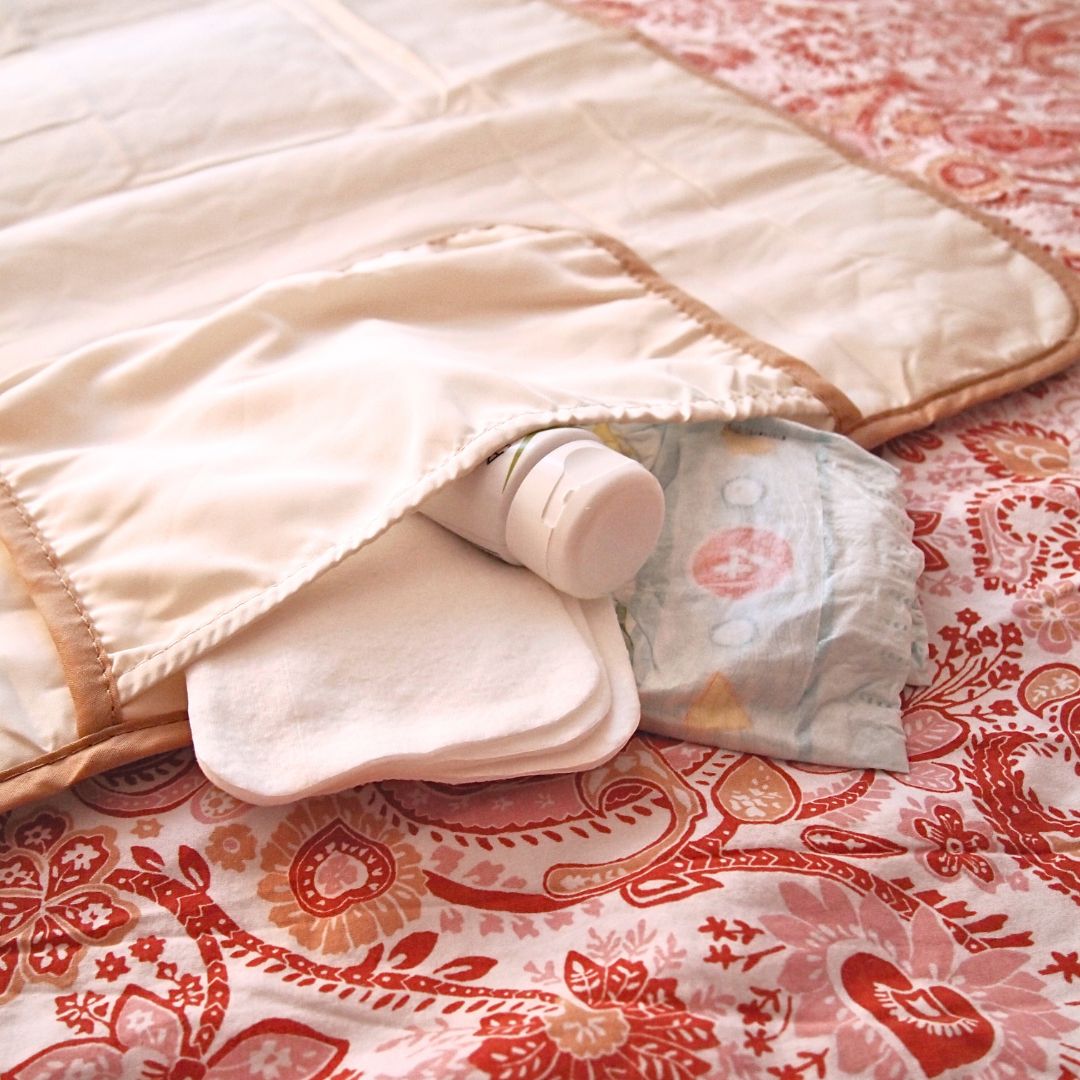 Wickelauflage mit Herzen und Teddybärenmotiv und Aufbewahrungsmöglichkeit