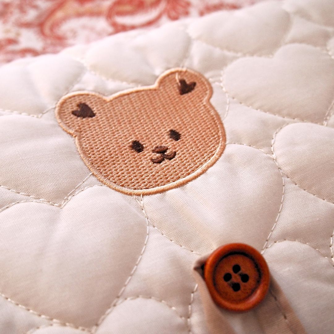 Wickelauflage mit Herzen und Teddybärenmotiv und Aufbewahrungsmöglichkeit